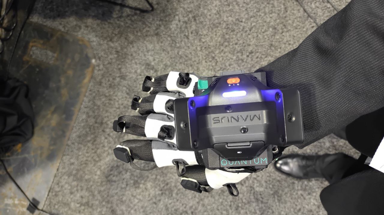 manus tracker quantum glove