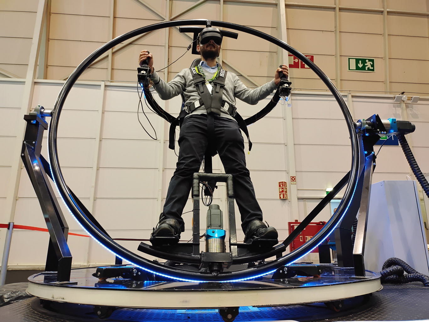 Vitruvian VR: a crazy and fun machine for flying in virtual reality